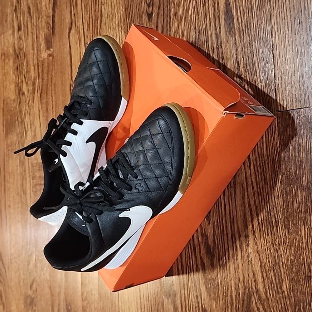 Nike Tiempo Genio Leather IC Black/White Used Twice